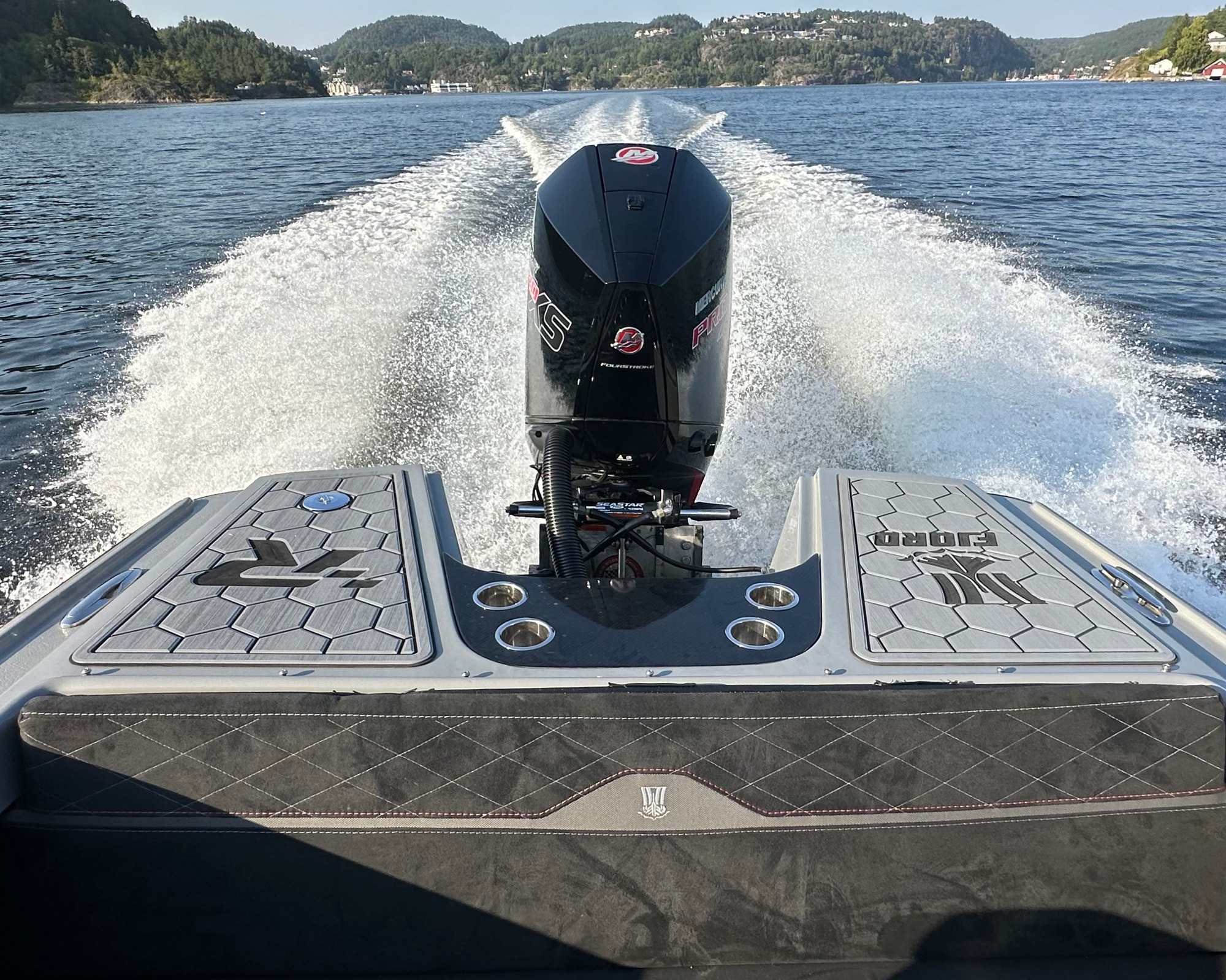 Spesial mønster EVA Foamdeck montert på Fjordling 17. Fjord og Mercury logo.