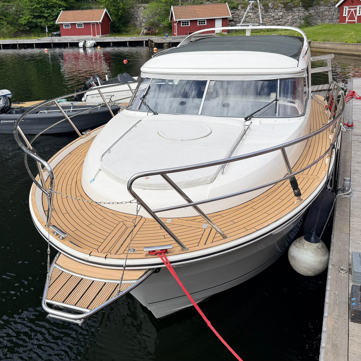Flexiteek båtdekk til Marex 320 Aft Cabin Cruiser fordekk