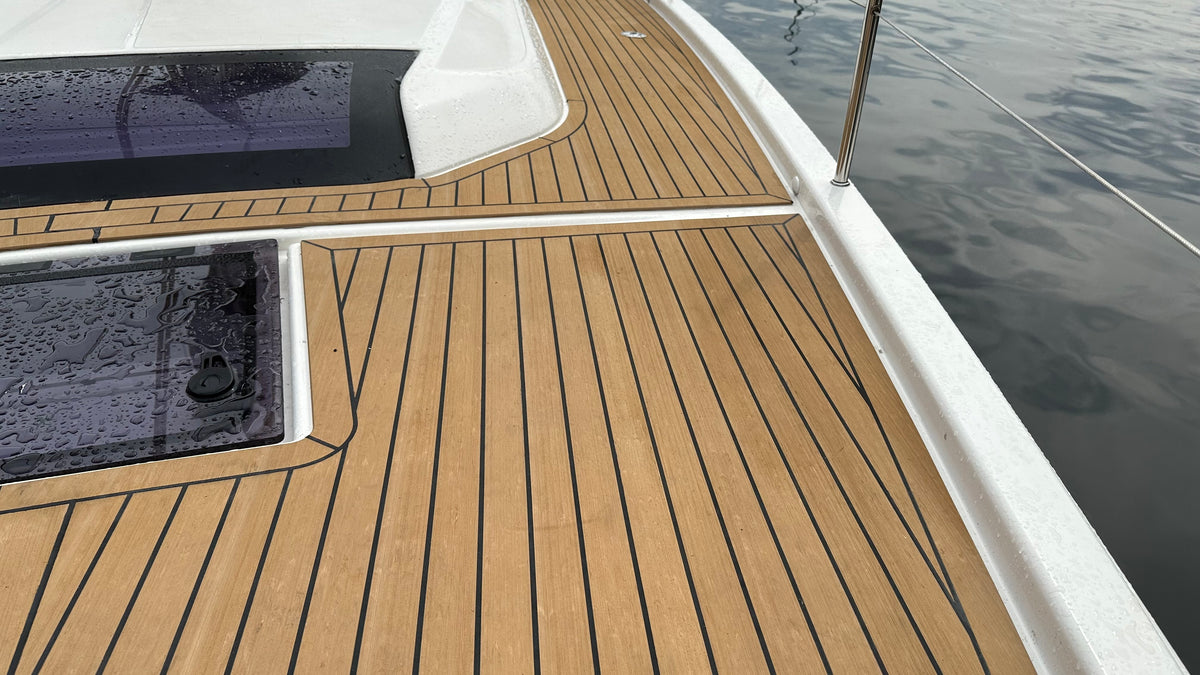Flexiteek til Dufour 430 fra Sandøy Båtdekk. nærbilde1. Trenger du nytt båtdekk eller lei av vedlikehold og slitt teakdekk/laminatdekk? Bestill foamdeck og Flexiteek i vår nettbutikk, båtdekkbutikken.no. plattform, akterdekk, cockpit, dollbord, flybridge, seilbåt.