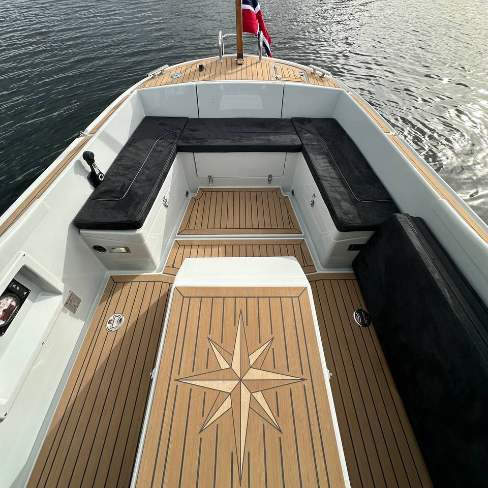 Flexiteek til Skager 660 med kompassrosemotorlokk fra Sandøy Båtdekk. Kompassrose i Flexiteek. Trenger du nytt båtdekk eller lei av vedlikehold og slitt teakdekk/laminatdekk? Bestill foamdeck og Flexiteek i vår nettbutikk, båtdekkbutikken.no. plattform, akterdekk, cockpit, dollbord, flybridge, seilbåt.