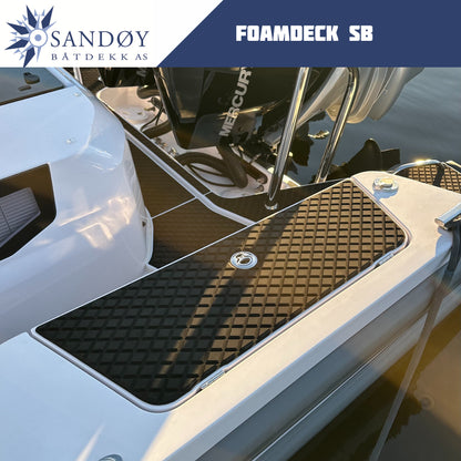 Foamdeck SB mønster til Axopar 37 CC fra Sandøy Båtdekk. SB produktbilde. Trenger du nytt båtdekk eller lei av vedlikehold og slitt teakdekk/laminatdekk? Bestill foamdeck og Flexiteek i vår nettbutikk, båtdekkbutikken.no. plattform, akterdekk, cockpit, dollbord, flybridge, seilbåt.