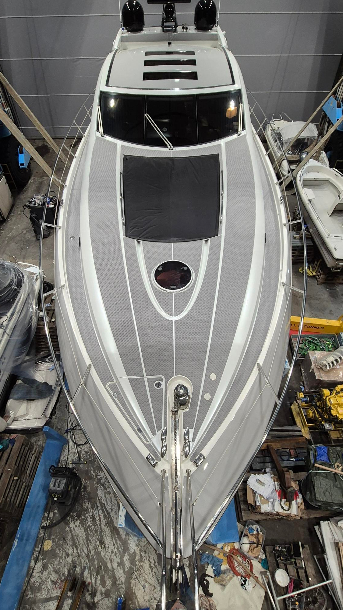 Sunseeker 62 Predator rahabilitert med mykt EVA-Foamdeck fra Sandøy Båtdekk. Komplett fordekk og dollbord. Båten ble 3D scannet for en nøyaktig tilpasning av det nye båtdekket. Hovedbilde.