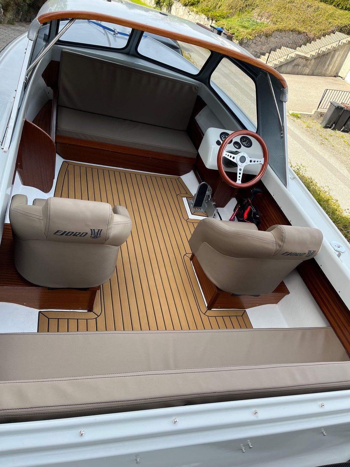 Bilde 1. Foamdeck til Fjordling 17 fra Sandøy Båtdekk. Trenger du nytt båtdekk eller lei av vedlikehold og slitt teakdekk/laminatdekk? Bestill foamdeck og Flexiteek i vår nettbutikk, båtdekkbutikken.no. plattform, akterdekk, cockpit, dollbord, flybridge, seilbåt.