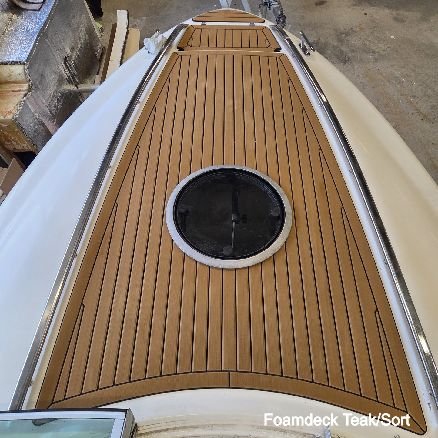 Ibiza 24 Touring med Foamdeck Teak sort fordekk