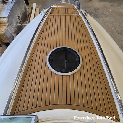 Ibiza 24 Touring med Foamdeck Teak sort fordekk