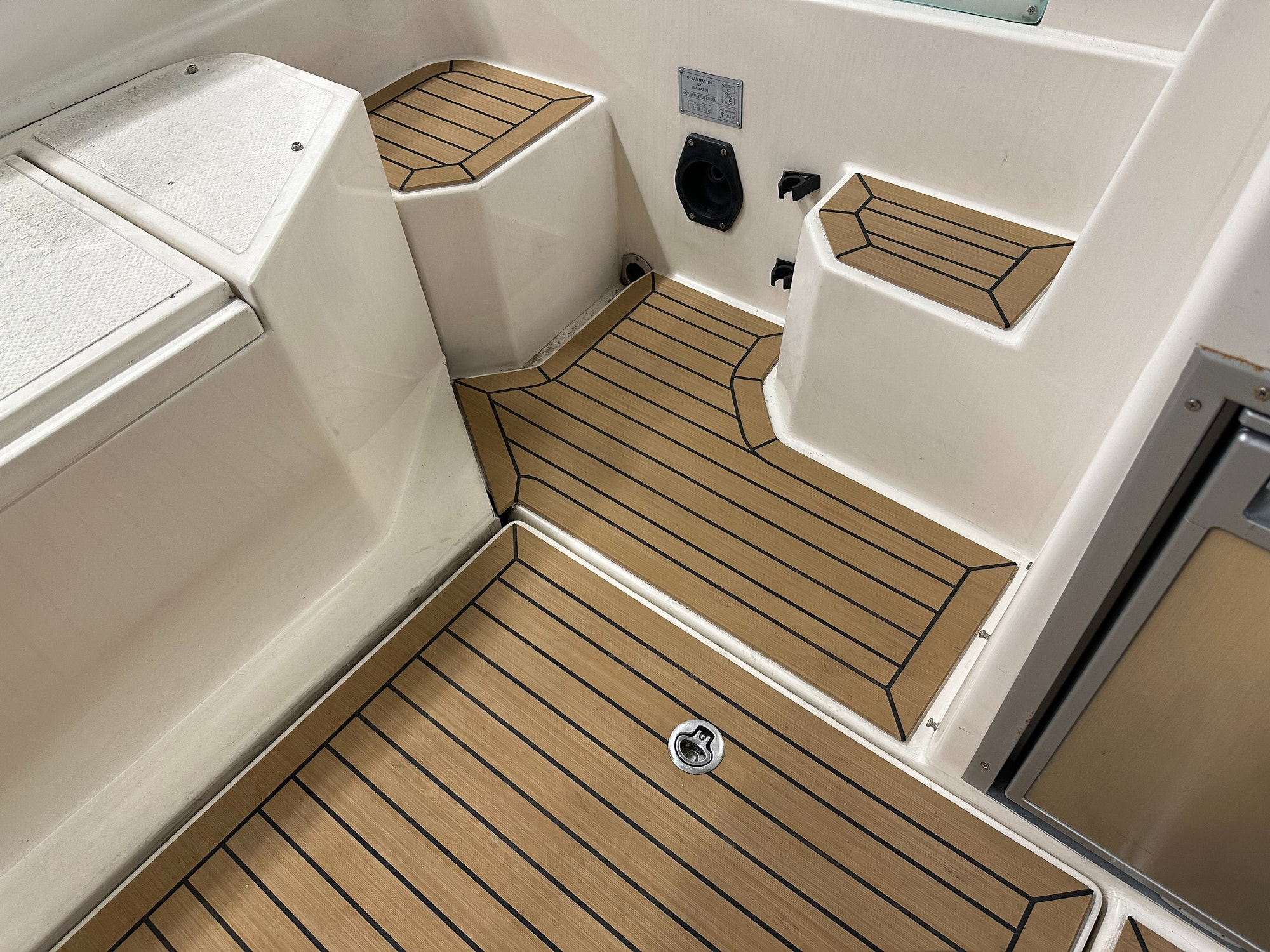 Oceanmaster 720 WA restaurert med ny Flexiteek ( Teakfarge ) Fra Sandøy Båtdekk ( Akterdekk )